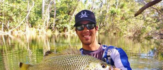 澳洲男子钓起一尾鲈鱼时竟发现微笑青蛙藏在鱼嘴里