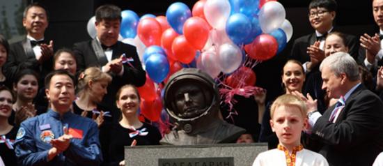 俄罗斯驻华大使杰尼索夫、中国航天员景海鹏少将为加加林铜像揭幕。