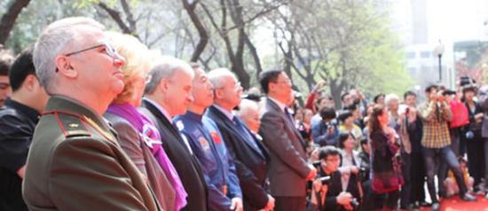 俄罗斯驻华大使杰尼索夫、中国航天员景海鹏少将等观看表演。