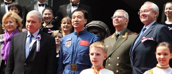 俄罗斯驻华大使杰尼索夫、中国航天员景海鹏少将等领导与加加林铜像合影。