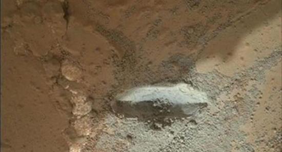 “好奇”号完成首次在火星岩石上的打孔测试