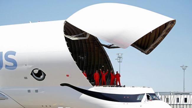 法国空中巴士公司的巨型运输机“大白鲸XL”进行首飞