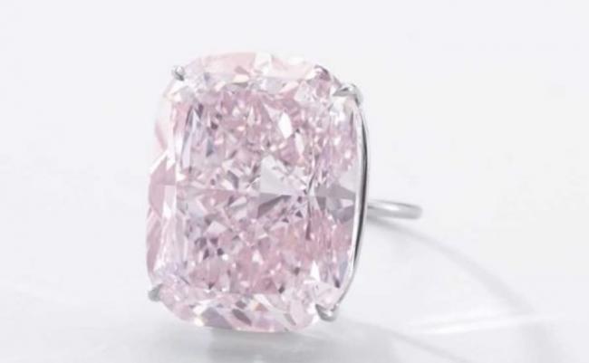 全球最大粉红钻石“The Pink Raj”首次在苏富比拍卖行展出 预计成交价会达3000万美元