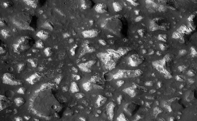 火星埃里达尼亚盆地的沉积物图片。