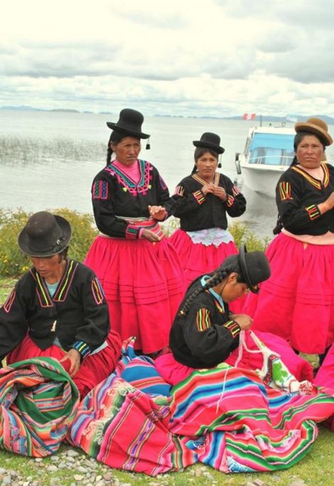 超过24名秘鲁妇女组成团体，其中一些人曾是盗猎者。 她们编织并贩卖发想自湖蛙的手工艺品来增加收入。 PHOTOGRAPH BY ERIN STOTZ