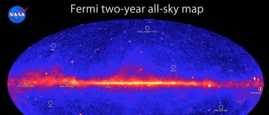 美国宇航局费米伽马射线太空望远镜两年的观测建造的这张全天图像显示了天空在伽马射线光下的情景。明亮的颜色暗示着明亮的伽马射线源。天空布满了散射的光芒，并且在我们银
