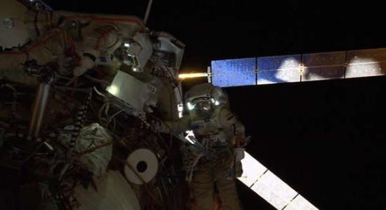 太空行走宇航员斯克沃佐夫和阿尔杰米耶夫8月18日将这个动物围场固定在国际空间站星辰号服务舱外。这些动物将在这里生活18个月。