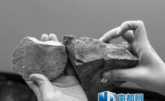 文物专家在研究发掘出来的手镐等各类石器