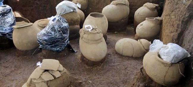 尼加拉瓜首都一千多年前古墓中发现瓮里的人类遗骸与文物