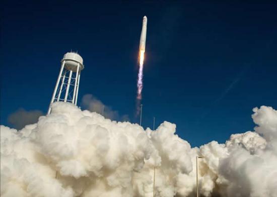 美国轨道科学公司成功发射“天鹅座”飞船