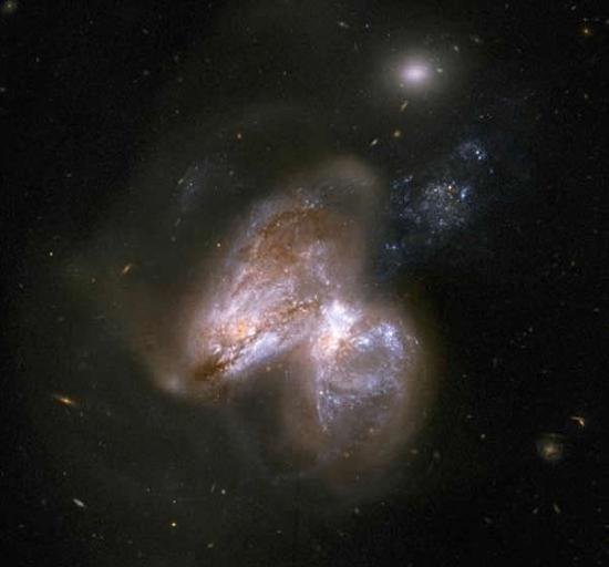 位于图像中右侧星系核心的黑洞正处于活跃状态并大量吞噬周遭气体物质，而右侧星系内部的黑洞则处于休眠状态。在这张图像中4~6keV能级的X射线信号用红色表示，6~1