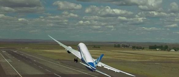 英国范保罗航展上美国波音787-9型客机模仿战斗机进行特技表演