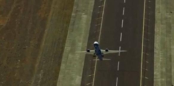 英国范保罗航展上美国波音787-9型客机模仿战斗机进行特技表演