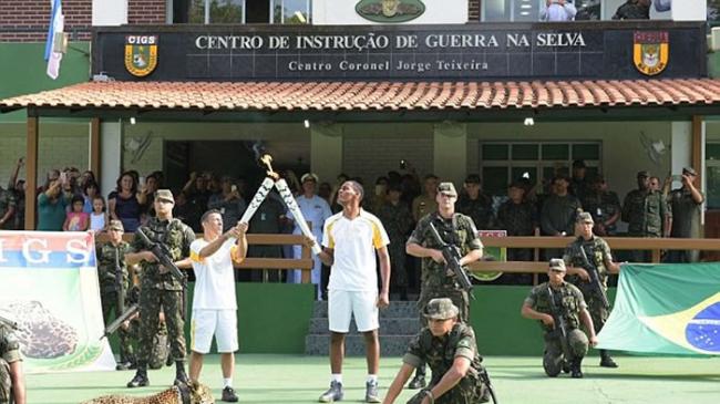 巴西美洲豹参与奥运圣火传递仪式后被士兵用枪射杀
