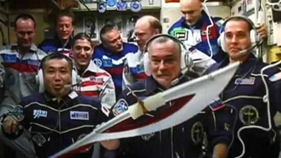 国际空间站宇航员与地面人员视屏通话并展示奥运火炬