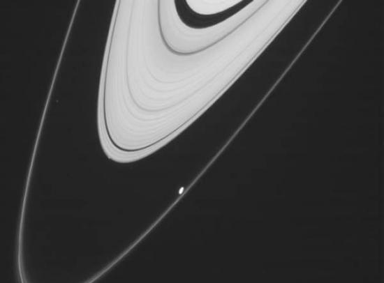 “卡西尼”探测器获得的这张照片里显示的位于最外侧的这条细细的环是土星F环，位于它附近的亮斑是土卫十六。更粗一些的白色带状物是A环。在看起来像是该环顶端的位置看到