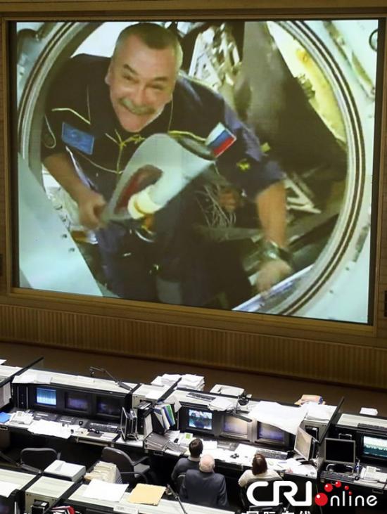 国际空间站宇航员与地面人员视屏通话并展示奥运火炬