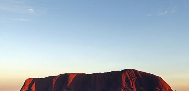 澳洲乌卢鲁原住民阿南古族不满圣地“艾尔斯岩”变游乐园 将禁止攀登