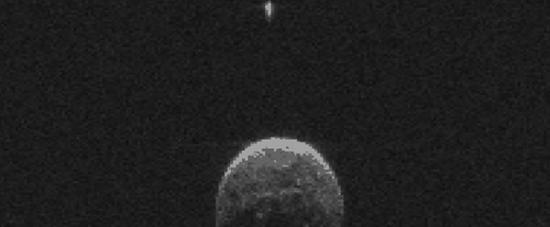 这是美国宇航局使用观测过程中拍摄的大约20张图片合成了一段视频，可以清楚的看到小卫星围绕这颗小行星的公转运动。相关数据是在2015年1月26日使用位于加州戈德斯