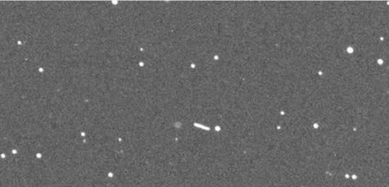 星空背景中的小行星，图像拍摄于1月23日。之所以图像中看到小行星似乎是一条直线，是因为它在快速运动。