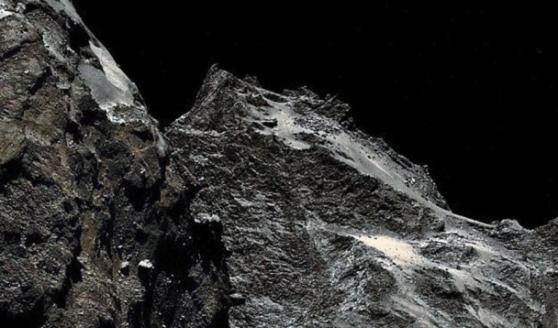 科学家早前指彗星67P的表面是炭黑色。