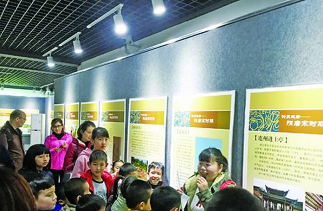 清远市博物馆“北江文明展“，孩子们认真听工作人员讲解。清远日报记者 岳超群 摄