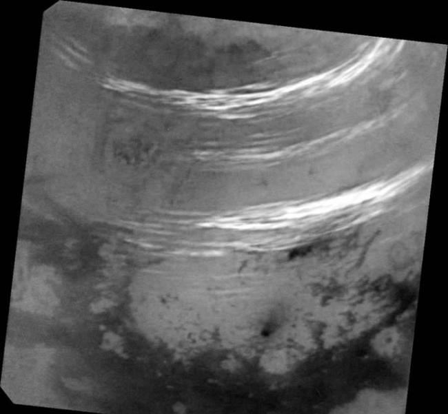 卡西尼号飞抵土卫六上空拍下罕有云层照 海洋上飘浮着甲烷气云
