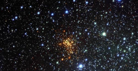欧洲航天局帕瑞纳天文台的极大巡天望远镜（VST）拍摄的最新图片显示令人惊叹的超级恒星群Westerlund 1。