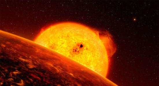 行星CoRoT-7b表面太阳升起时的艺术家概念图，CoRoT-7b比地球大70%。在2010年刚发现它时，它是当时已知最小的系外行星。现在多岩石系外行星的发现已