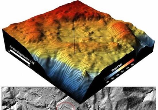 美国休斯顿大学和国家机载激光测绘中心的研究小组绘制的3D数字地形图，被红色环绕的是一个人造广场
