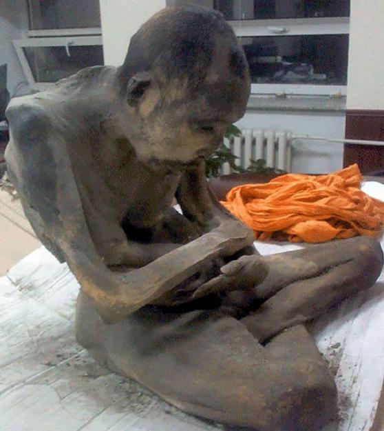 考古学家在蒙古国挖掘发现一具200年前的打坐僧人木乃伊