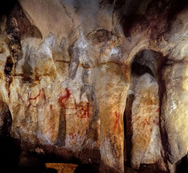 科学家在西班牙一处洞穴中发现这幅由红色水平与垂直线组合成的梯状图。这幅作品绘于超过6万4000年前，这表示作者是尼安德特人。 PHOTOGRAPH BY P.