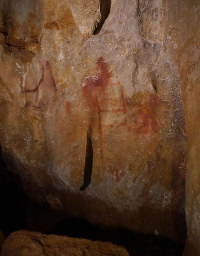 近看西班牙洞穴墙面上的红色梯状图。 PHOTOGRAPH BY C.D STANDISH, A.W.G. PIKE AND D.L. HOFFMANN