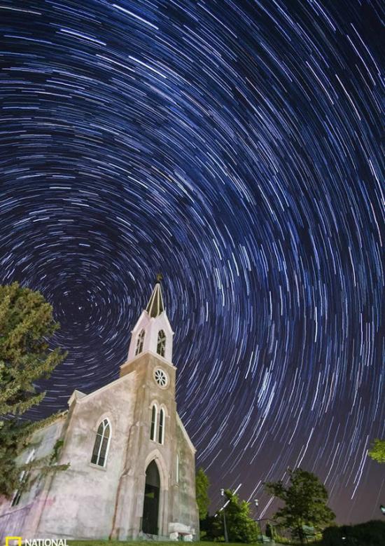 美国爱荷华州圣多纳图斯教堂尖顶上的星空