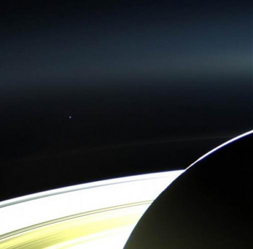 在这张卡西尼飞船从土星拍摄的照片上可以看到，从14亿公里外观察，地球就是一个毫不起眼，甚至很容易被忽略的亮点