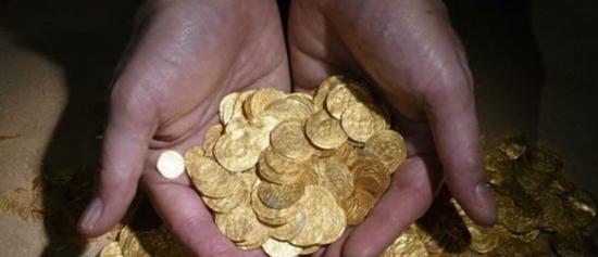 以色列地中海海岸城市凯撒利亚附近发现大约2000枚古代金币