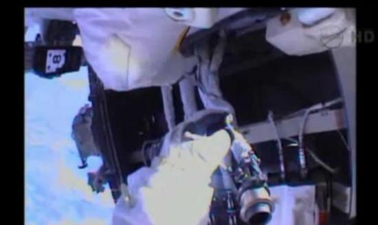 资料图：2013年12月21日，美国航空航天局宇航员迈克尔・霍普金斯和理查德・马斯特拉基奥开始进入太空更换国际空间站冷却系统的一个泵，它的故障导致了空间站美国部