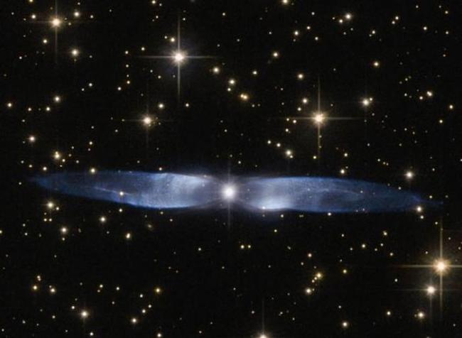 这是哈勃太空望远镜拍摄的行星状星云Hen 2-437，它具有绚丽的双极结构。