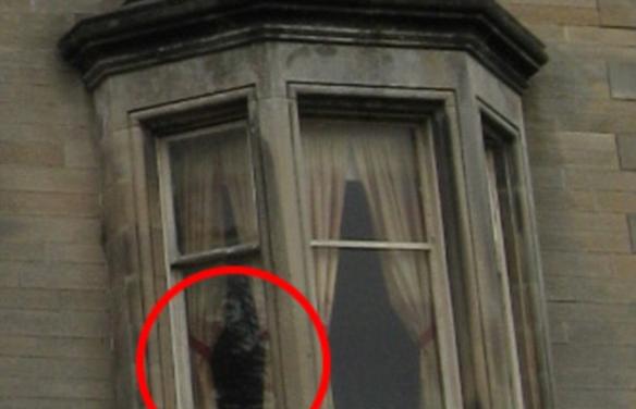 在窗前被拍到的鬼影，据信就是「欧沃顿夫人」。
