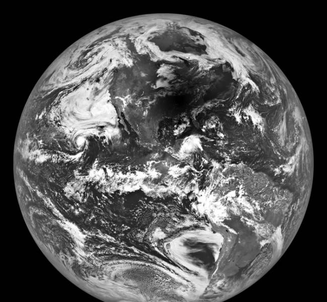 美国太空总署公布从月球的角度来看日全食发生时地球的样貌