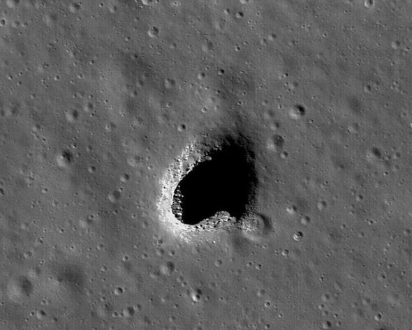 科学家认为月球表面之下存在一个巨大的熔岩管道系统，可为人类所用