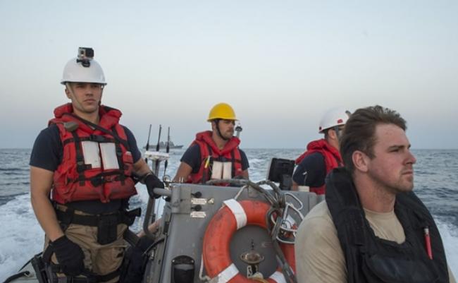 船员得悉事件后，乘坐橡皮艇出海救海龟。