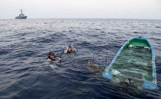 船员成功救出被困的海龟。