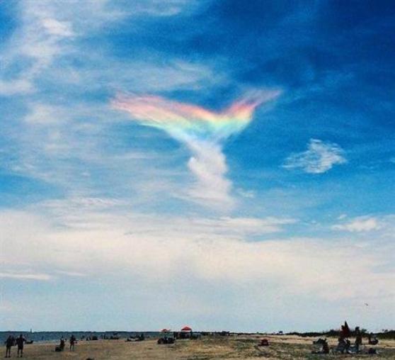 火彩虹天使翅膀一样的形状引起人们好奇
