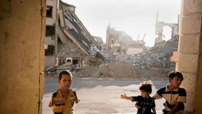 伊拉克城市拉马迪被极端回教组织“伊斯兰国”破坏，当地小童一脸无奈。