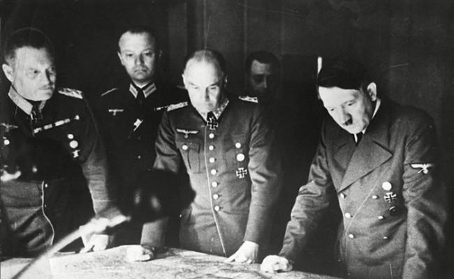 纪录记载了希特勒（右一）跟凯特尔（左一）的面谈内容。