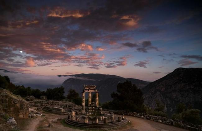 暮光下的希腊德尔菲雅典娜神殿