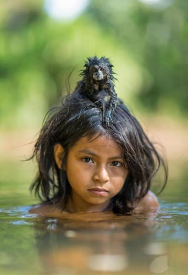 秘鲁马努国家公园保护区原住民小孩与小猴子。