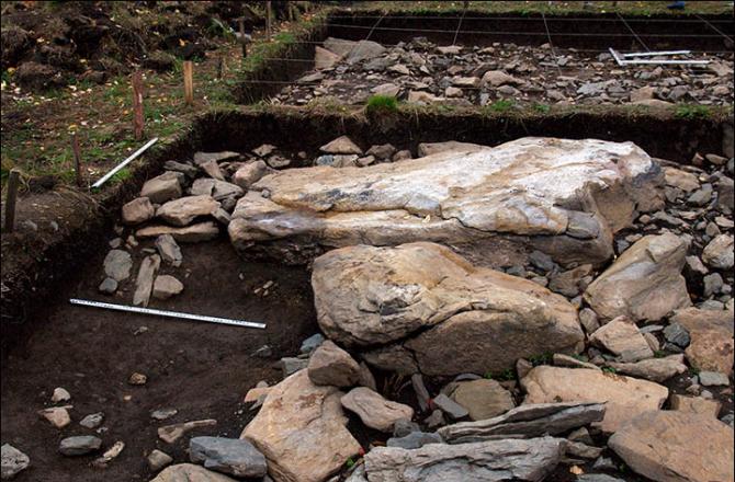 这处地质印痕是由石头堆砌而成的，比秘鲁著名的“纳斯卡线条”早几千年。考古学家在该地质印痕附近发现155个工具，主要是用于挖掘或者粉碎石头的。