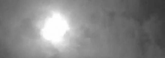 6月30日凌晨英国德文部西德茅斯的诺曼-洛克天文台的摄影机拍摄的画面，展示了在夜空中划过的一颗巨型流星。庆幸的是，这颗火流星并没有造成任何破坏，但它再一次提醒我